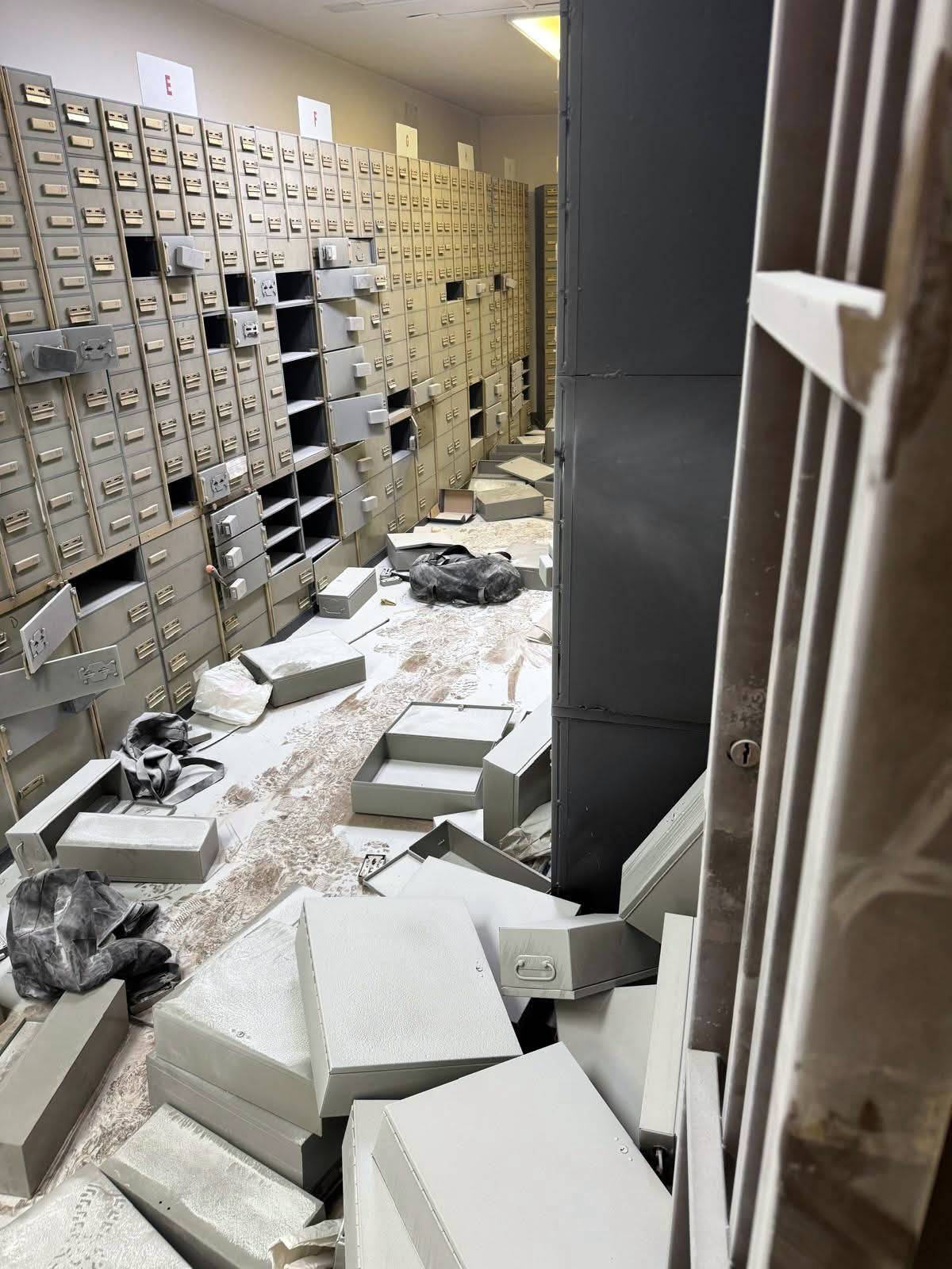 Gli scavi fatti a mano e il tunnel a 4 metri di profondità: la via di fuga dei rapinatori della banca a Napoli