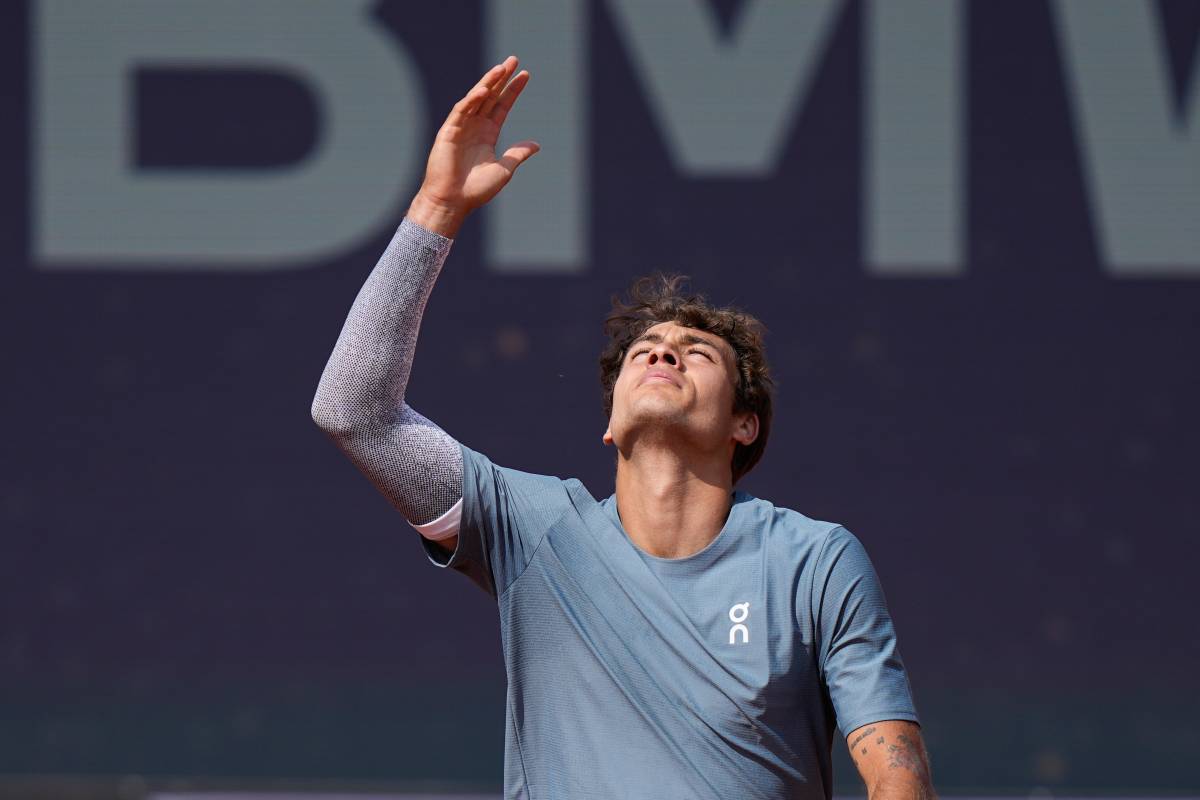 Splendido Cobolli (che si commuove): sconfigge Zverev e vola in finale a Monaco