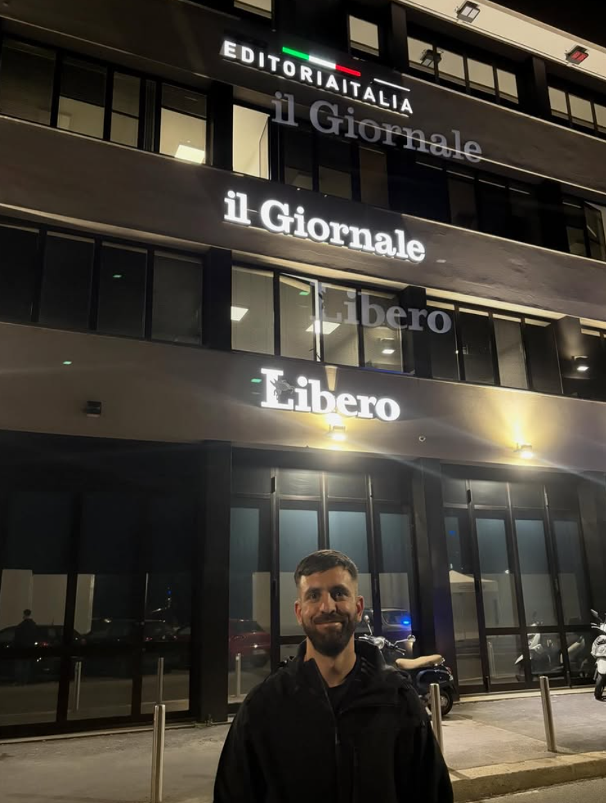Il blitz dell'assistente della Salis davanti al Giornale. E la foto fa il giro del mondo anarchico
