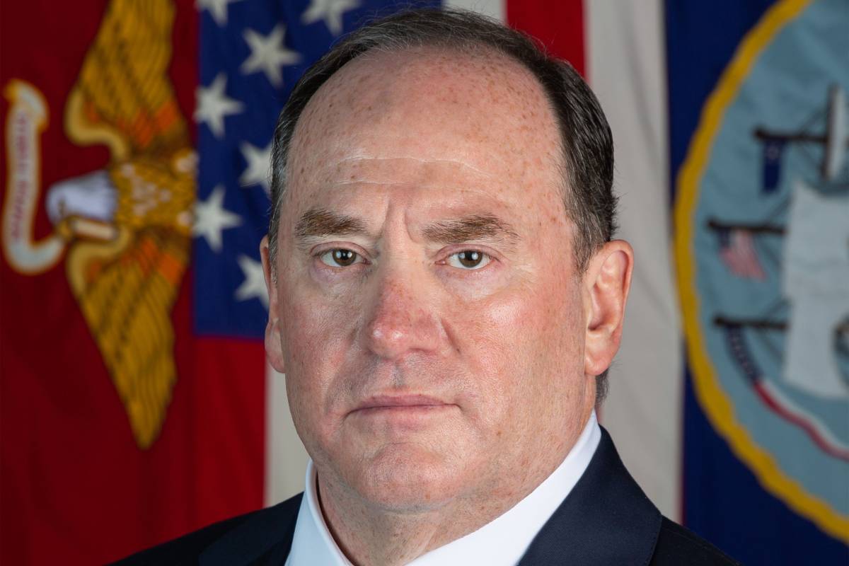 Chi è John Phelan, il manager della finanza e segretario della Marina che ha sfidato il Pentagono