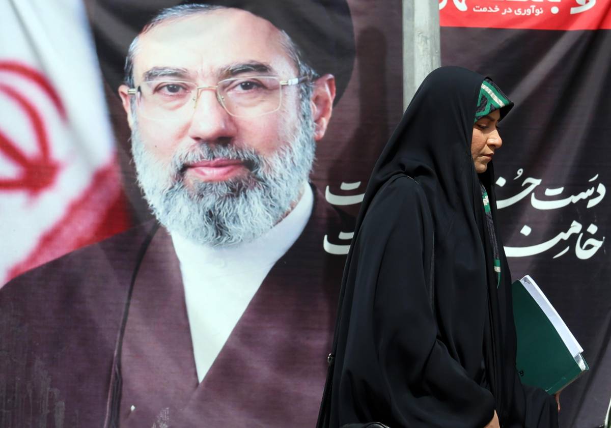 La protesi, il volto sfregiato e i pizzini per comunicare all'esterno: come sta davvero Khamenei