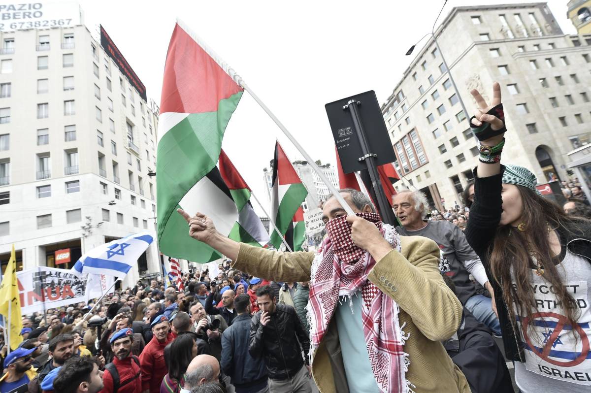 Pioggia di insulti contro i volontari. Lo sfregio pro Pal rovina il 25 aprile