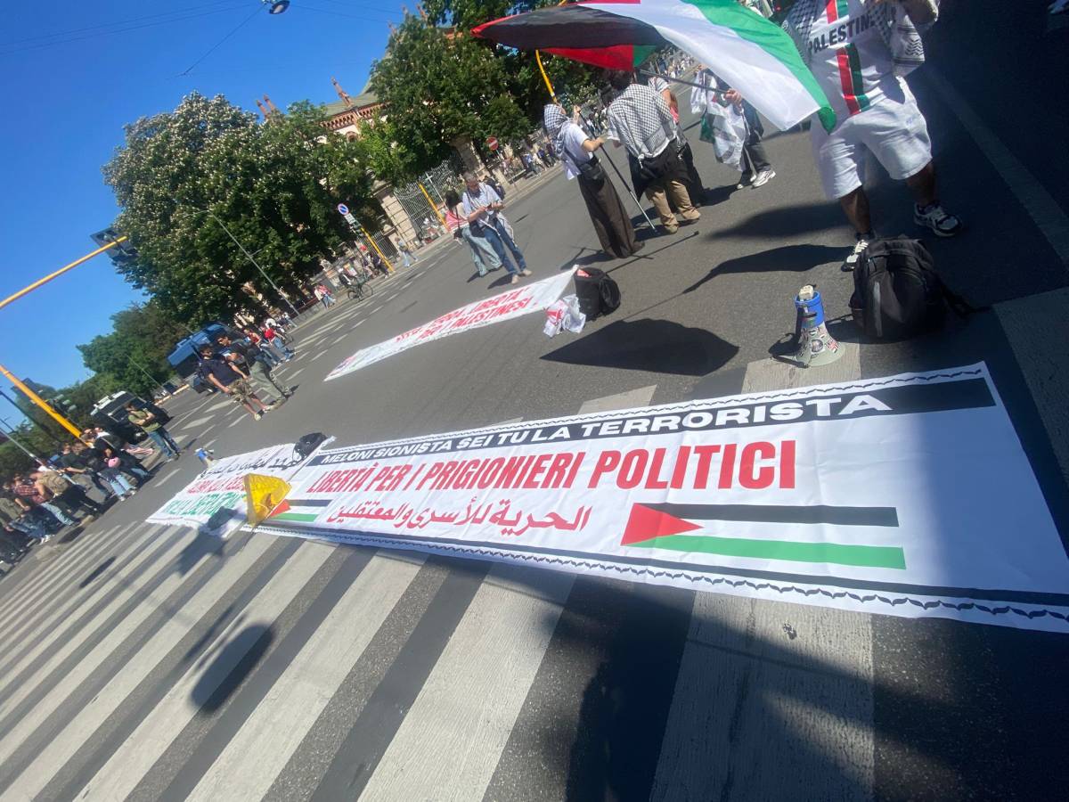 A Milano sinistra divisa: gli antagonisti occupano un'ampia ala del corteo