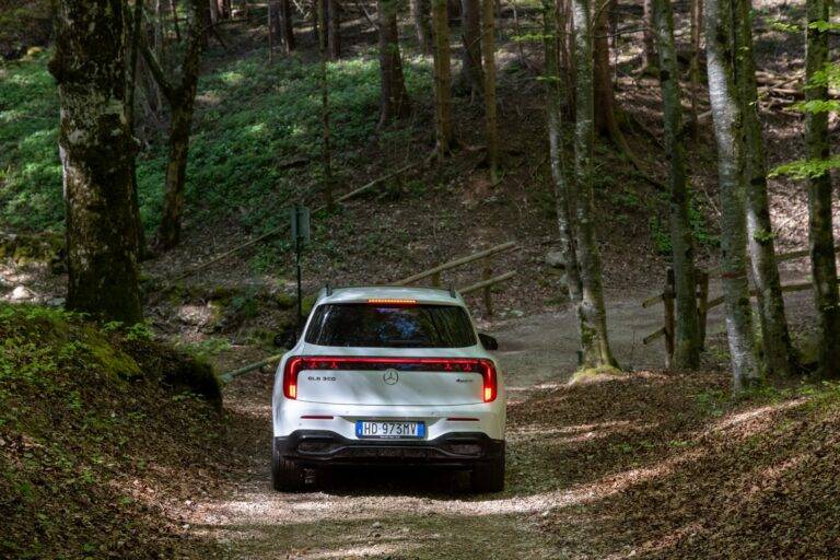 Nuova Mercedes-Benz GLB, il SUV elettrico a 7 posti brilla per efficienza: primo contatto su strada