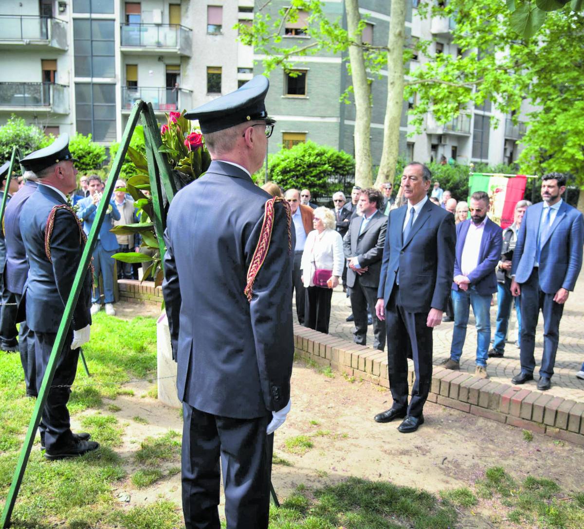 Strappa manifesti di Ramelli: aggredito