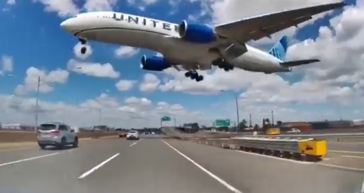 Paura sul volo Venezia-Newark: l’aereo United colpisce un palo e sfiora un camion
