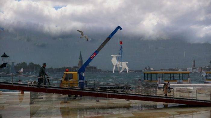 E a Venezia il cervo ucraino sorveglia il Padiglione russo...