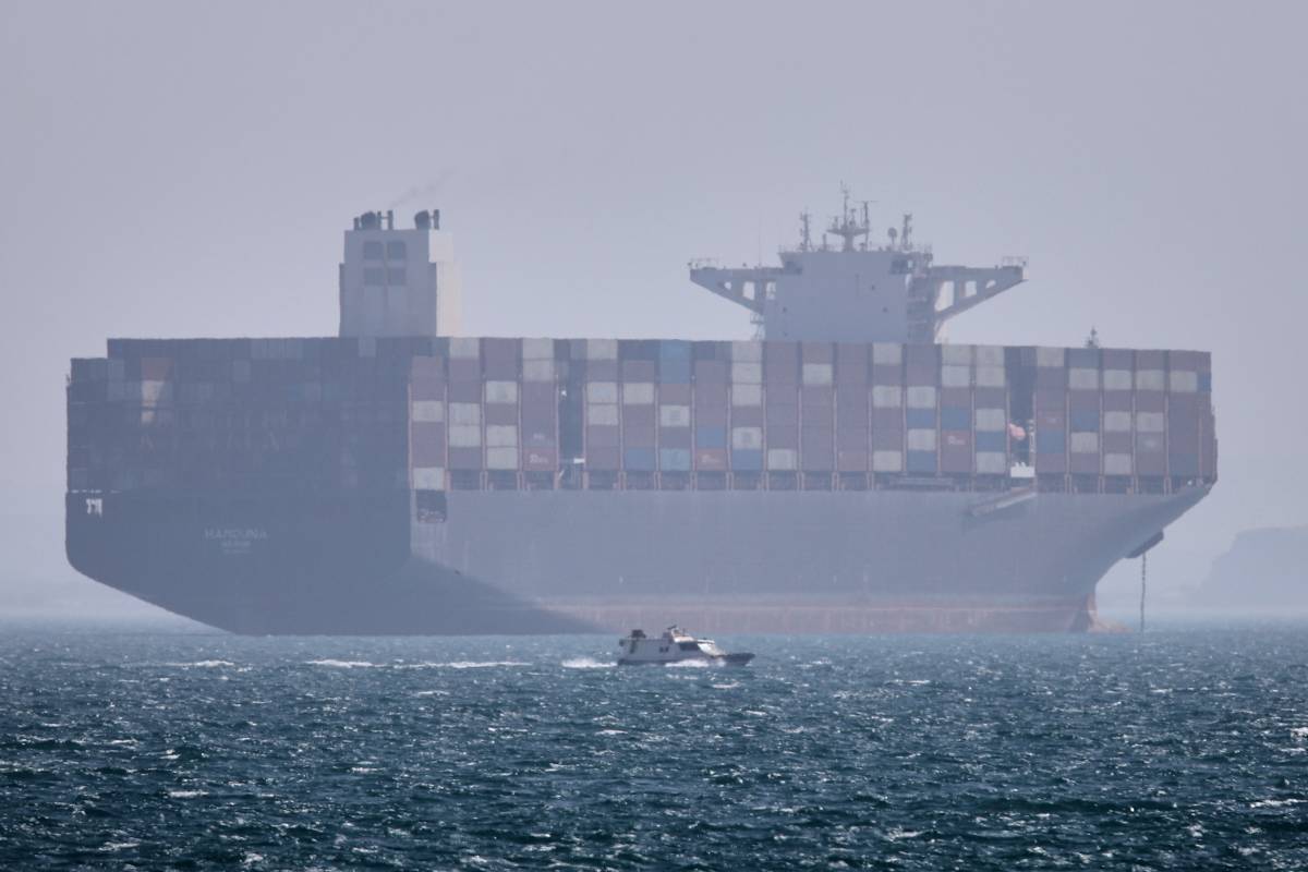 Alta tensione ad Hormuz: scambio di colpi Usa-Iran. In azione anche elicotteri Sea Hawk e AH-64. Qatar e EAU chiudono lo spazio aereo