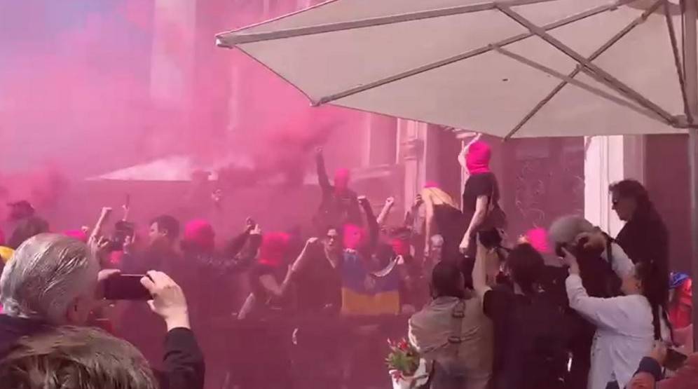 Venezia, ancora un blitz delle Pussy Riot, bloccate prima di Piazza San Marco: cori contro Putin e bandiere dell'Ucraina