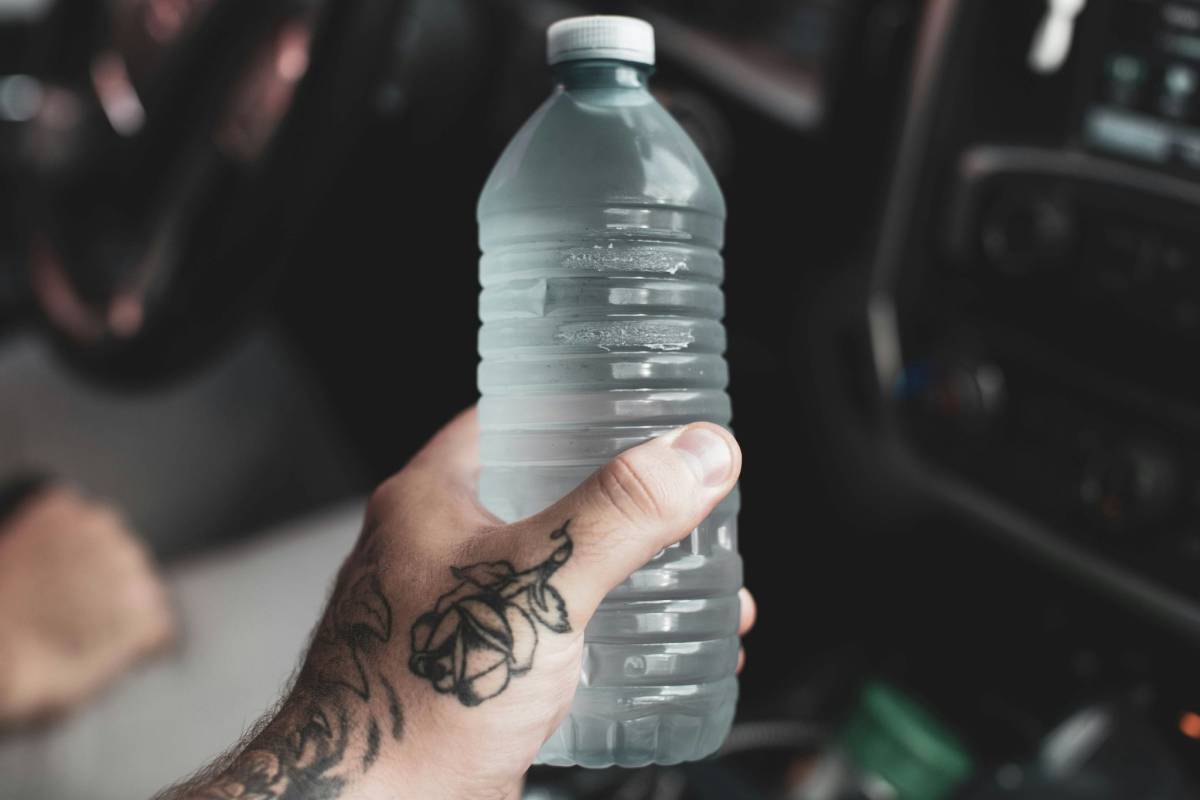 Ecco perché dovresti smettere di bere l'acqua dimenticata in auto: il rischio per la salute