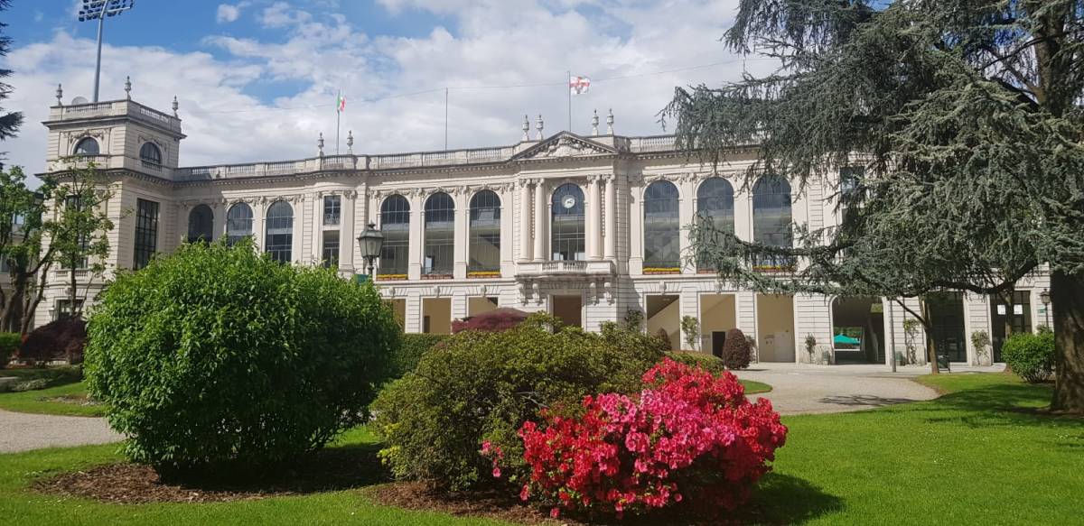 https://img.ilgcdn.com/sites/default/files/styles/xl/public/foto/2026/05/08/1778261912-facciata-principale-ippodromo-snai-san-siro-area.jpg?_=1778261912