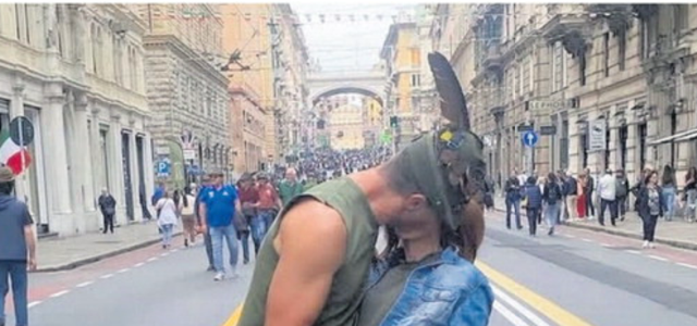 Le donne ammaliate dalle penne nere. 