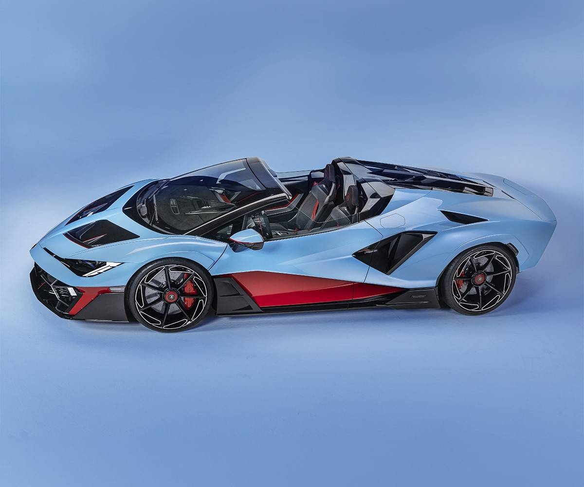https://img.ilgcdn.com/sites/default/files/styles/xl/public/foto/2026/05/10/1778398445-lamborghini-2.jpg?_=1778398445