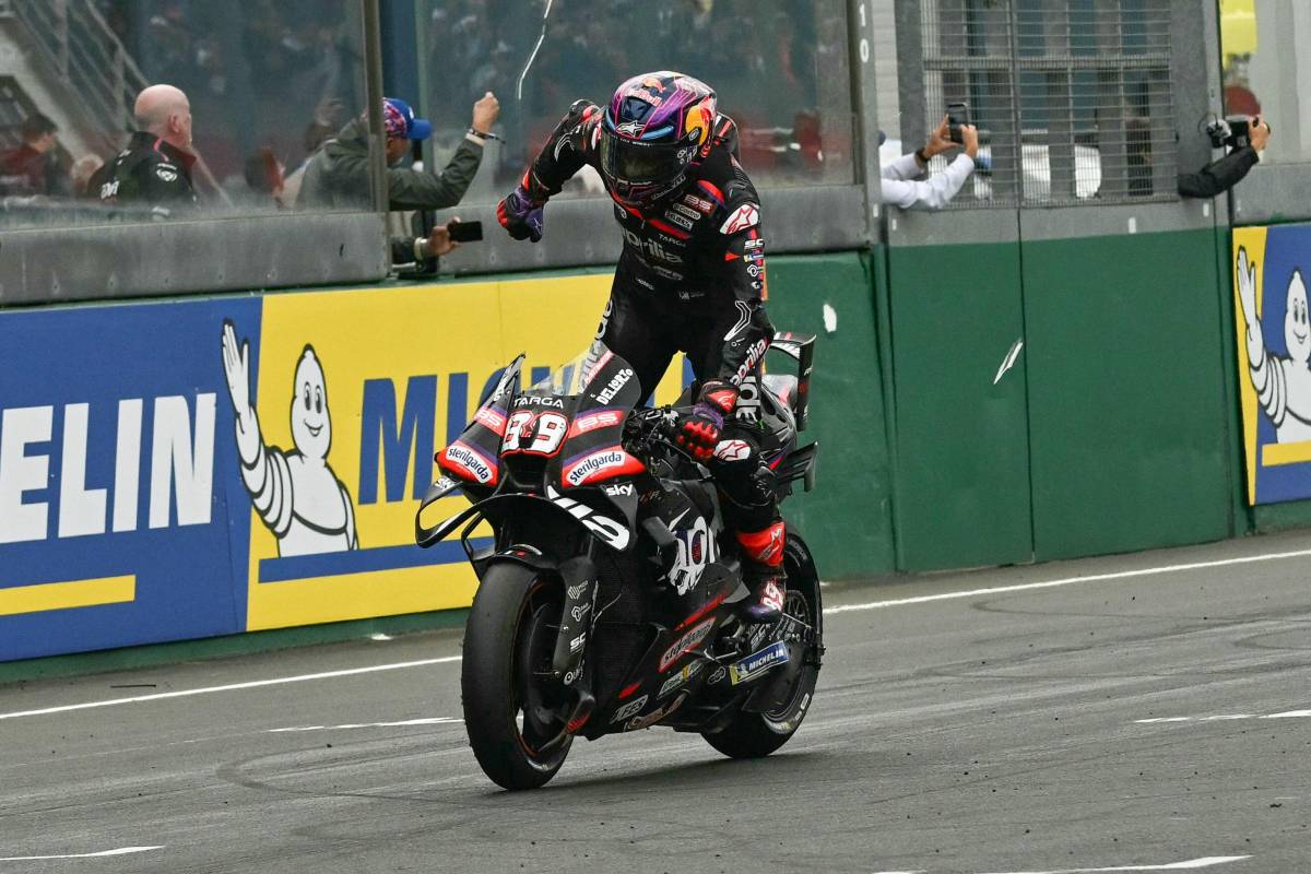 MotoGp, Bagnaia a terra, Martin beffa Bezzecchi, tripletta Aprilia a Le Mans