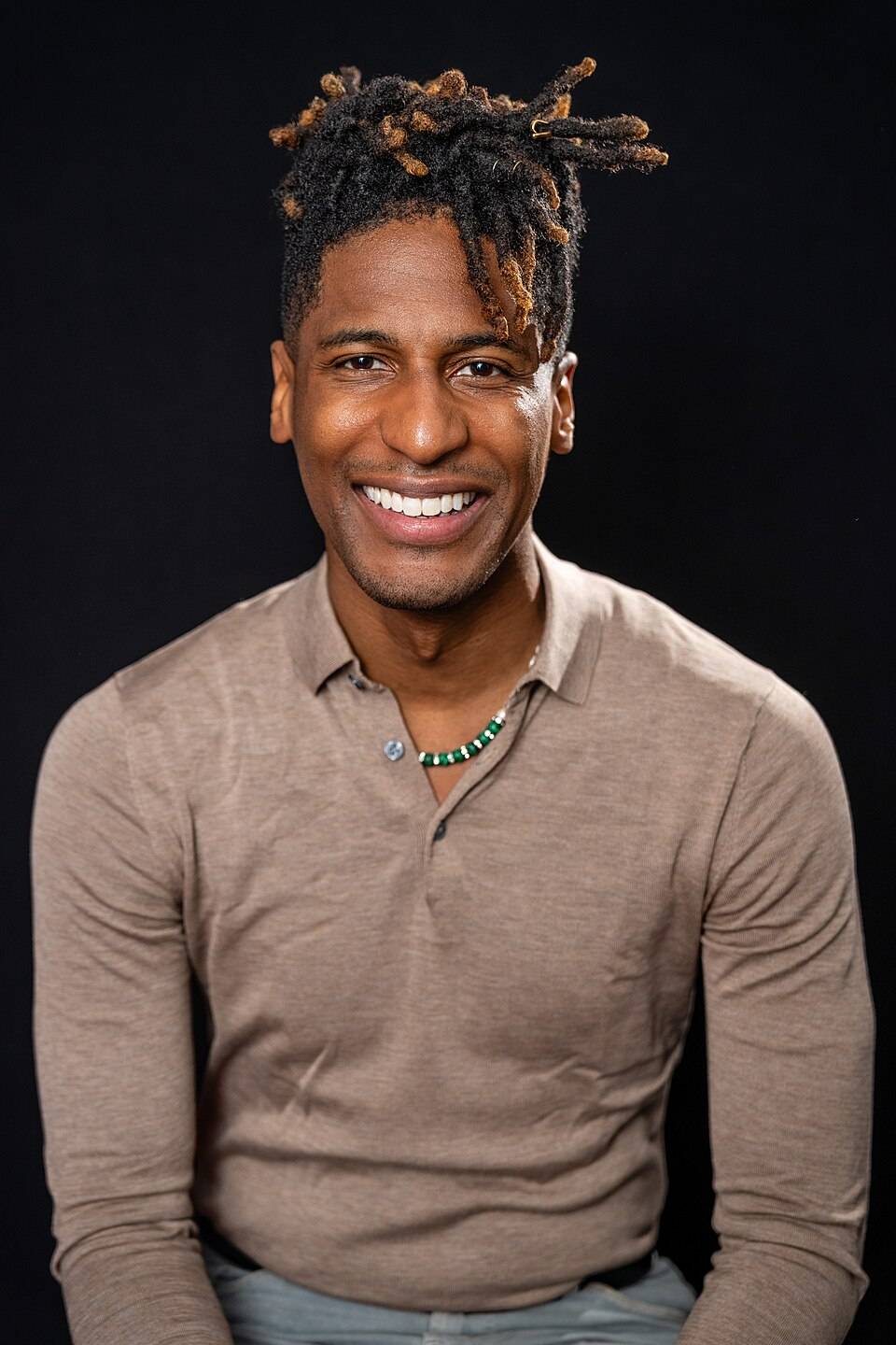 Jon Batiste dialoga al piano con Mozart e Thelonious Monk