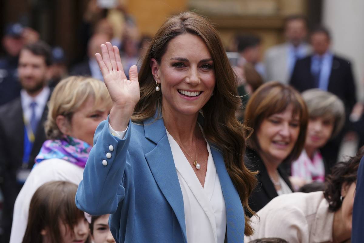 Kate, la principessa del popolo. Selfie, abbracci e il Tricolore tra i bambini di Reggio Emilia