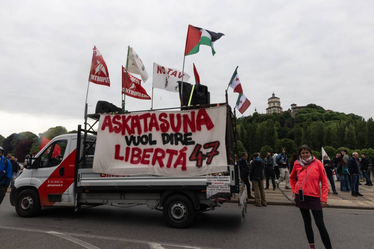 Gli anarchici da carte bollate di Askatasuna provano a zittire il Giornale. Cerno: fanno pena, non paura… almeno i loro 'padri' criminali non frignavano dalla mammina