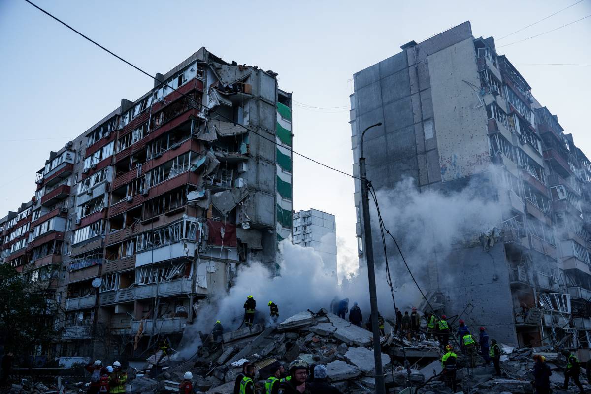 Mosca colpisce i civili di Kiev: almeno 22 morti