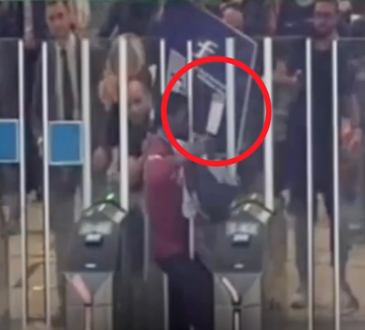 Forza i varchi d’ingresso della Stazione Centrale di Milano e sale sul treno: fermato col taser