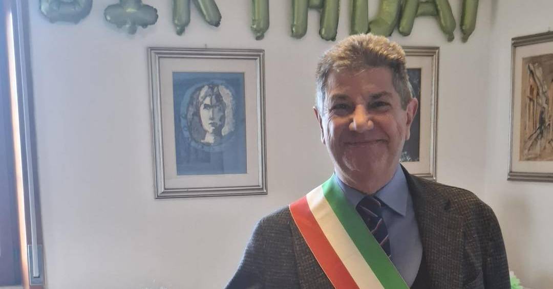 Il sindaco dem assediato dal Pd. 