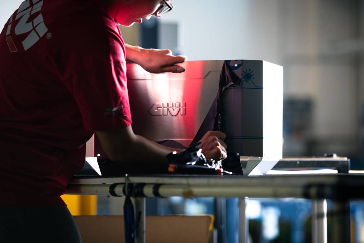 GIVI lancia XSpace: la valigia intelligente che cambia forma tra città e grandi viaggi