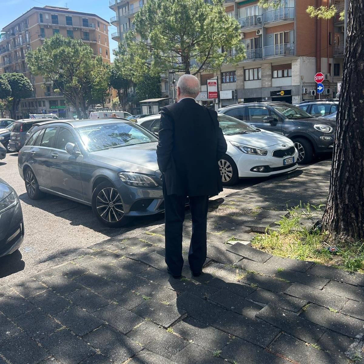 Il parcheggiatore abusivo e i cantieri: Vincenzo De Luca torna 