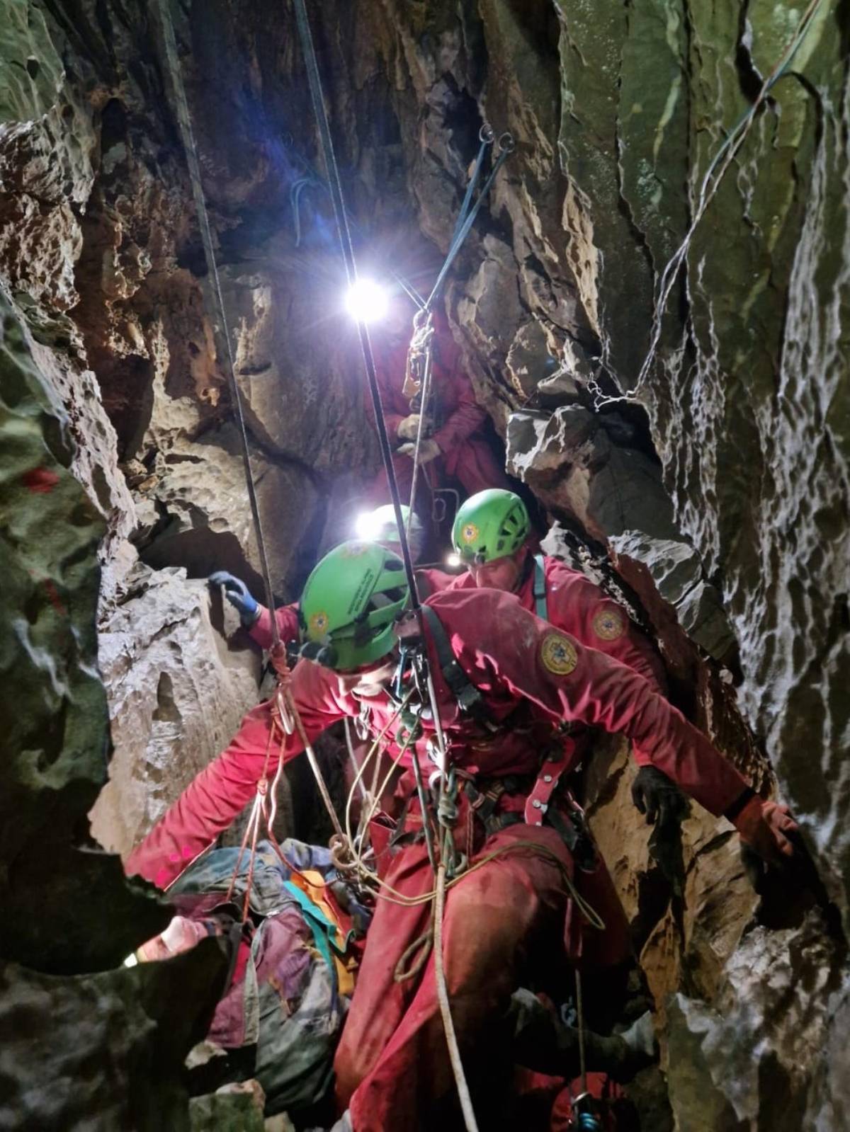 Speleologo incastrato a 120 metri di profondità in una grotta nel cuneese ﻿