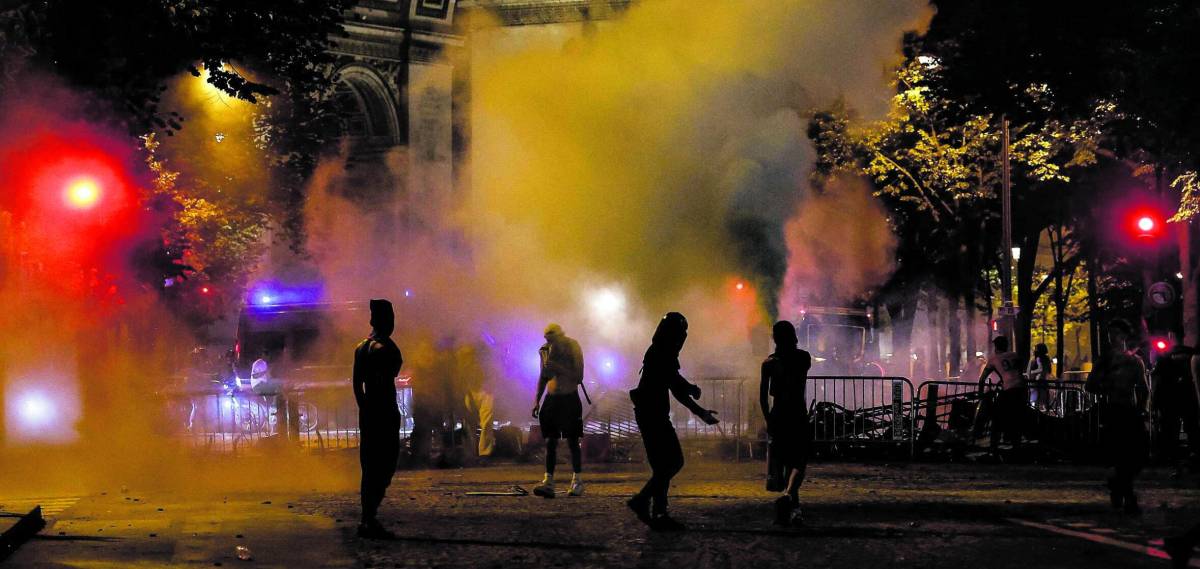 Disordini a Parigi durante i festeggiamenti per il PSG