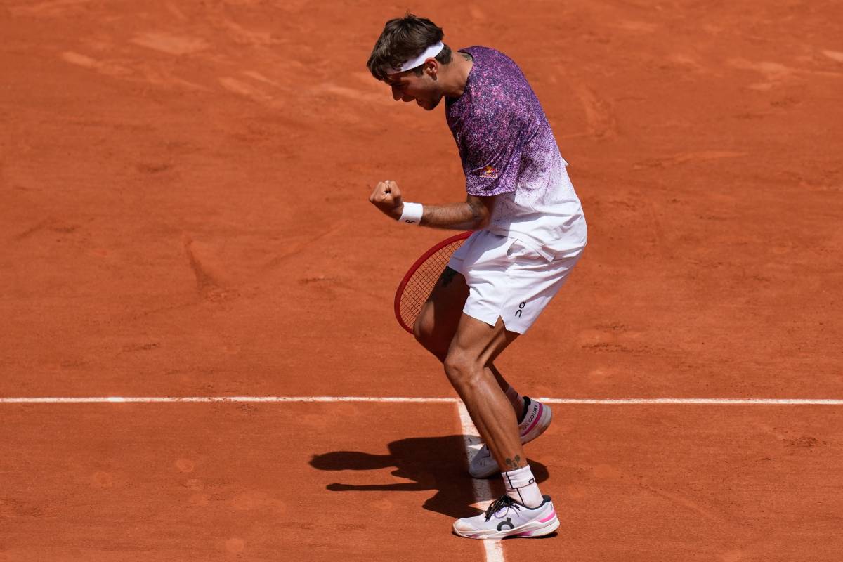 Cobolli è splendido: sconfigge Svajda in quattro set e per la prima volta vola ai quarti al Roland Garros