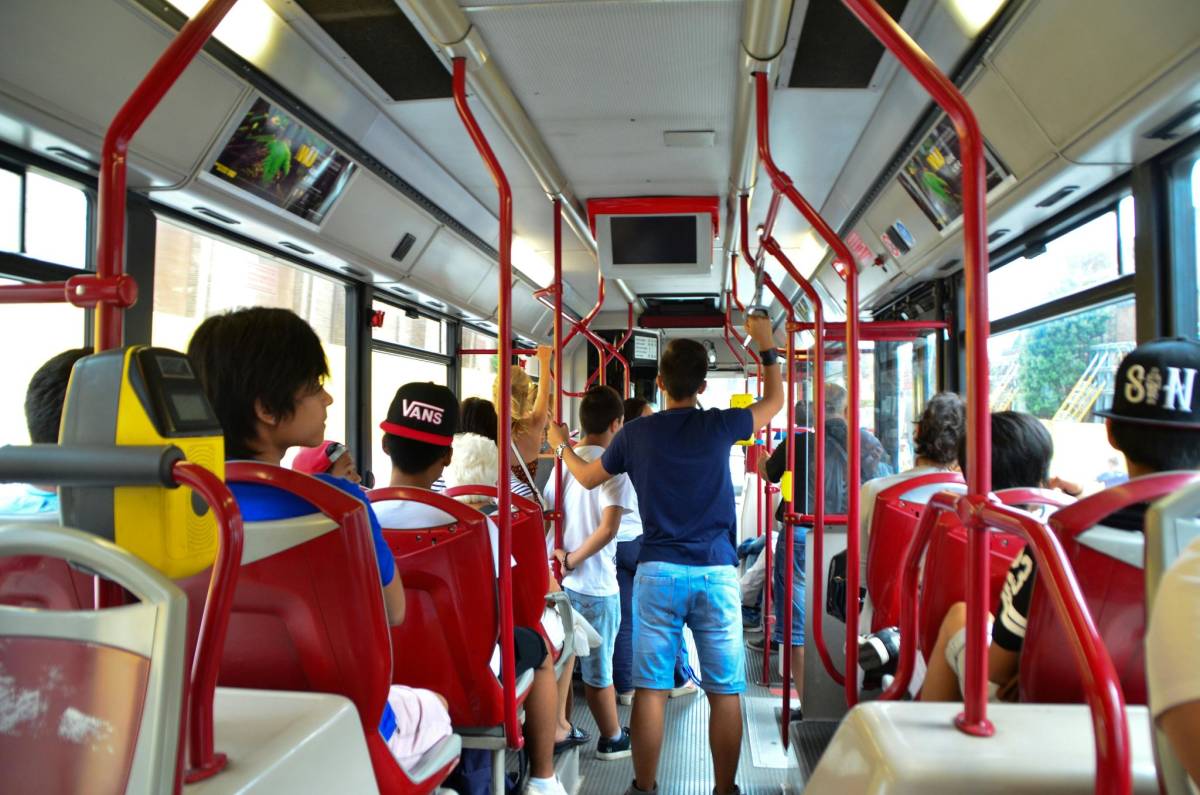 Si addormenta sul bus e viene multato: ecco perché