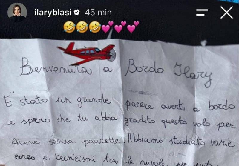 Ilary Blasi vola in Grecia: sull'aereo trova una lettera scritta a mano. Ecco di cosa si tratta