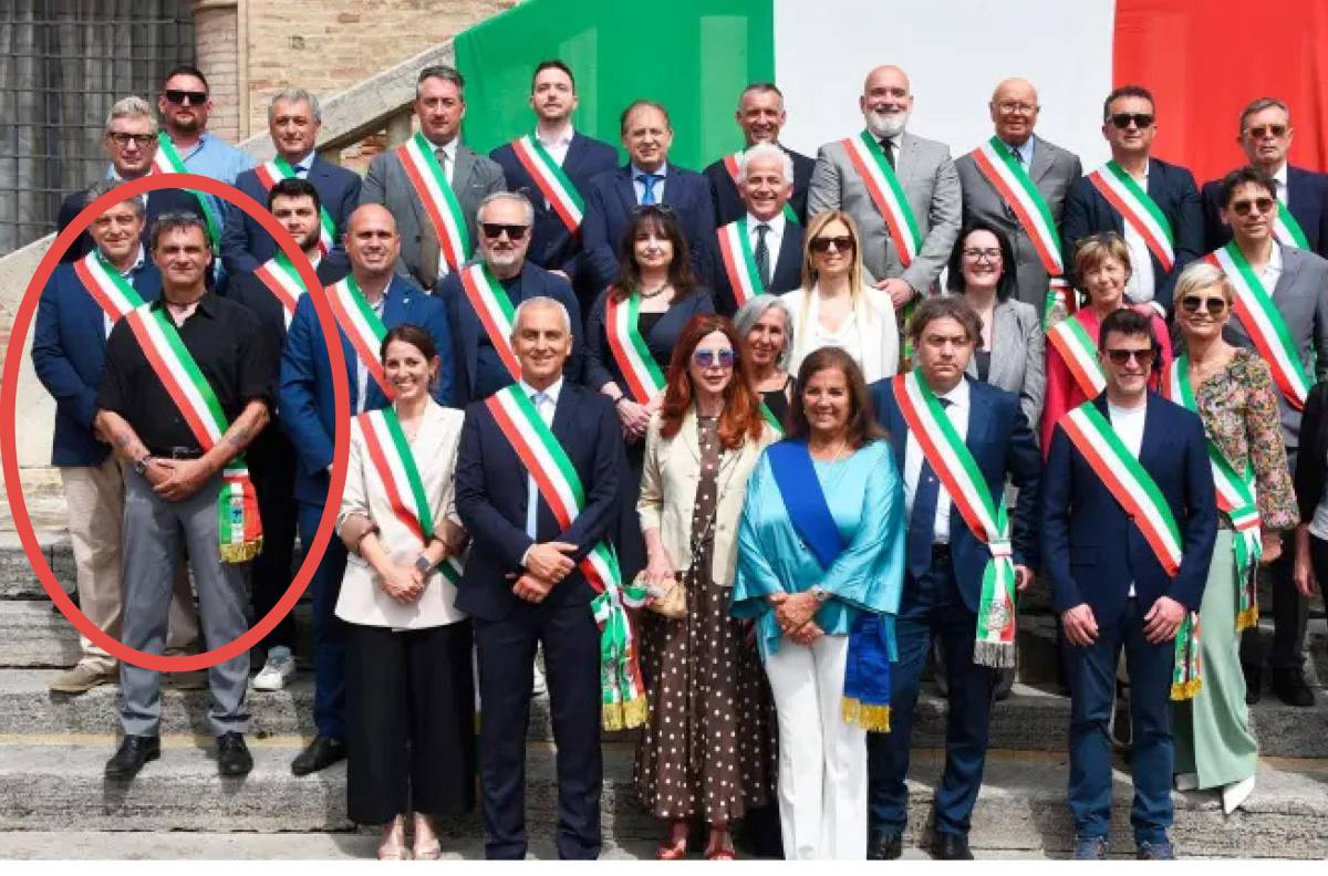 Polemica per la camicia nera indossata da un sindaco
