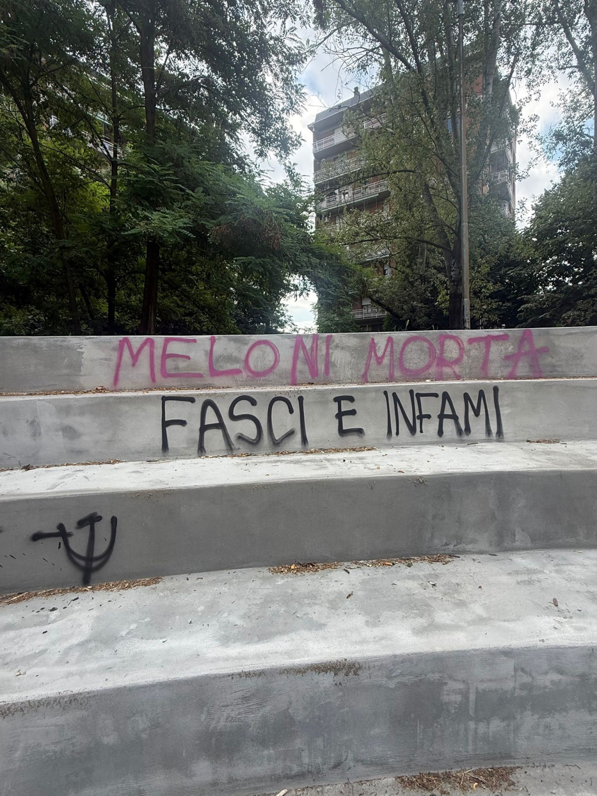 Scritte minatorie contro la premier Meloni a Modena