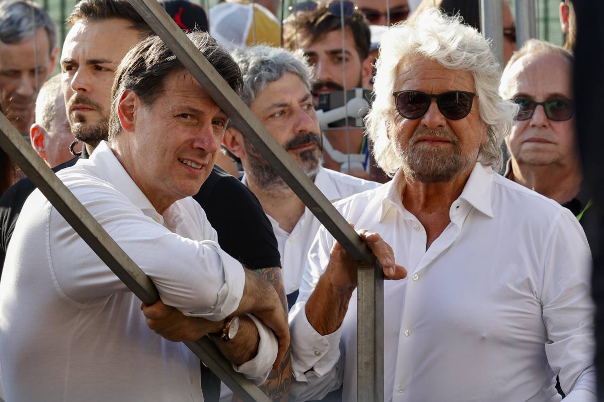 Grillo attacca Conte sulle rinnovabili: “In Sardegna il campo largo fa la figura dei cialtroni”