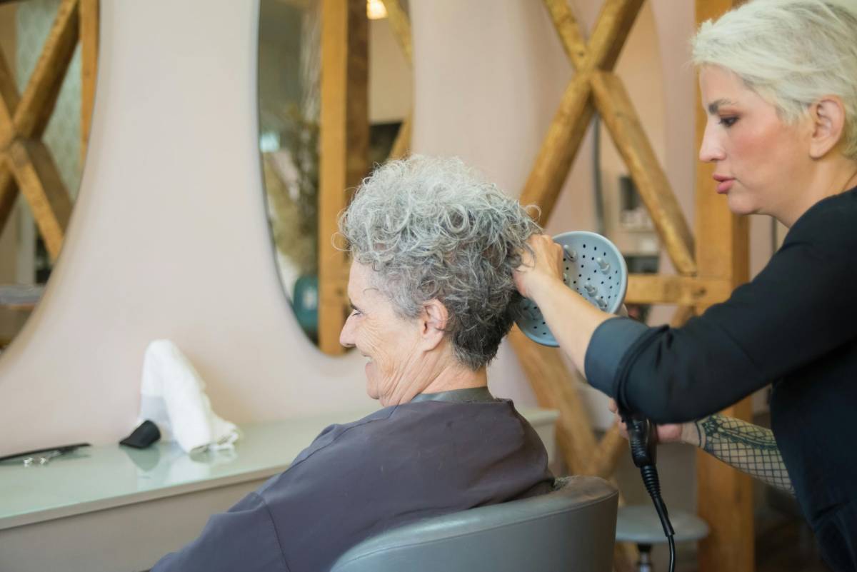 I tagli perfetti per l’estate delle over 50 che valorizzano i capelli bianchi