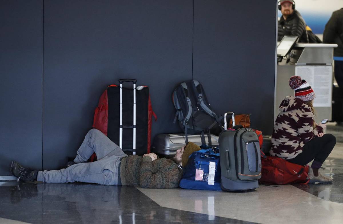 Trova un badge e vive tre mesi nel terminal di un aeroporto