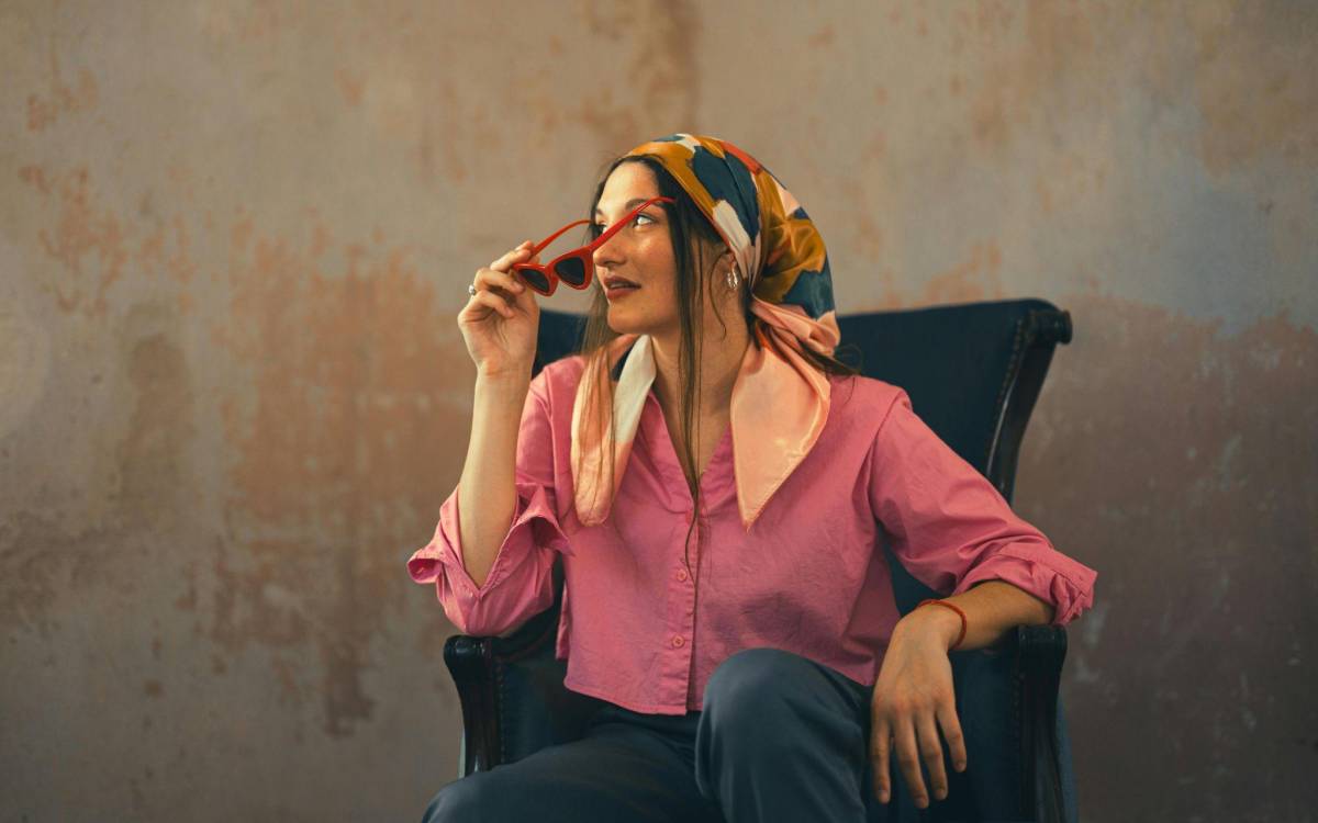 Camicia, dal denim al rosa: 5 colori per un look luminoso