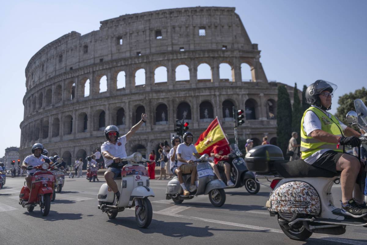https://img.ilgcdn.com/sites/default/files/styles/xl/public/foto/2026/06/27/1782567117-06-vespa-parade.jpg?_=1782567117