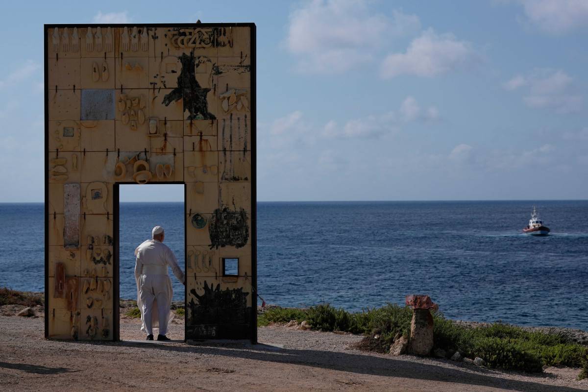 Non parole ma gesti. Dobbiamo farci "prossimi" come il Papa a Lampedusa