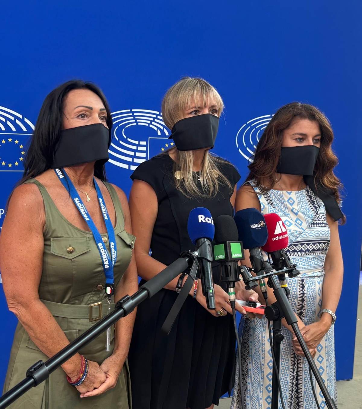 https://img.ilgcdn.com/sites/default/files/styles/xl/public/foto/2026/07/07/1783430522-parlamentari-imbavagliate.jpg?_=1783430522