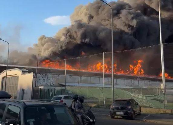 https://img.ilgcdn.com/sites/default/files/styles/xl/public/foto/2026/07/08/1783533912-incendio-bartolini-milano.JPG?_=1783533912