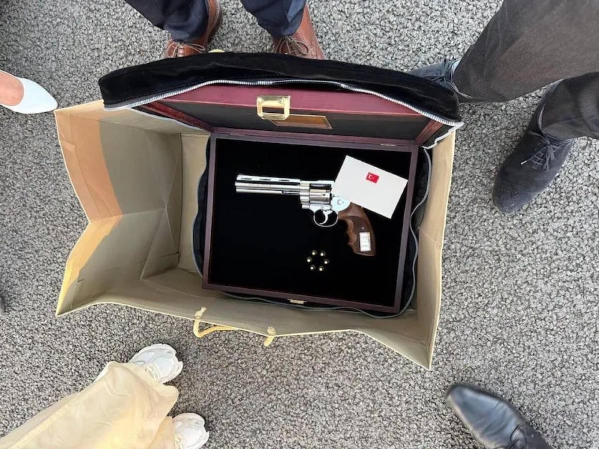 Erdogan regala una pistola alla Meloni con inciso il suo nome. E Bonelli subito la spara grossa