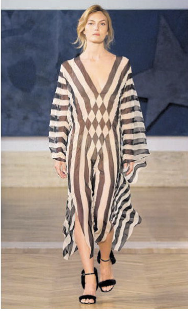 L'alta moda firmata Chiuri. Fendi in bianco e nero (anche) in pellicce intarsiate