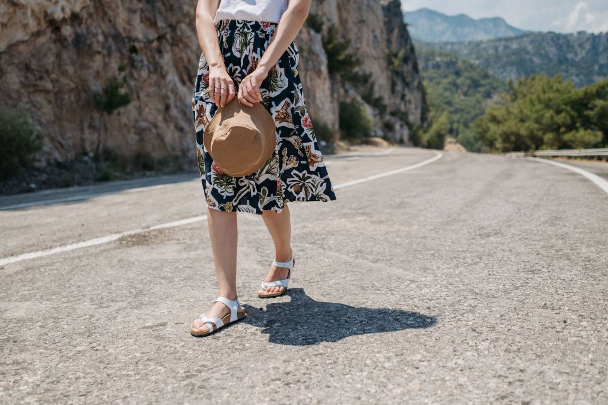 Sandali bassi mania, quali modelli indossare per slanciare le gambe