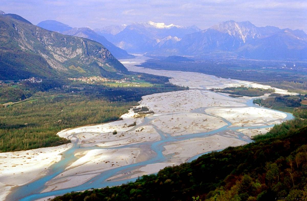 Si tuffa nel Tagliamento con i figli e non riemerge: trovato morto il padre disperso