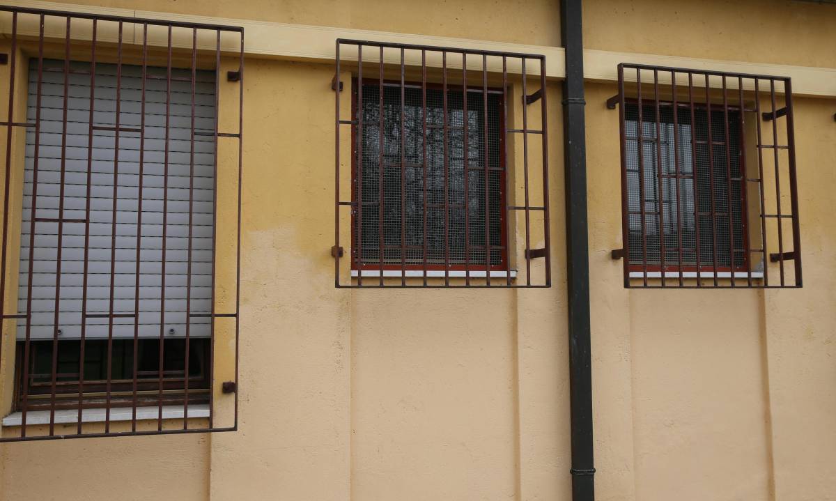 Inferriata davanti alla porta di casa: quando si può installare e quando si rischiano contestazioni