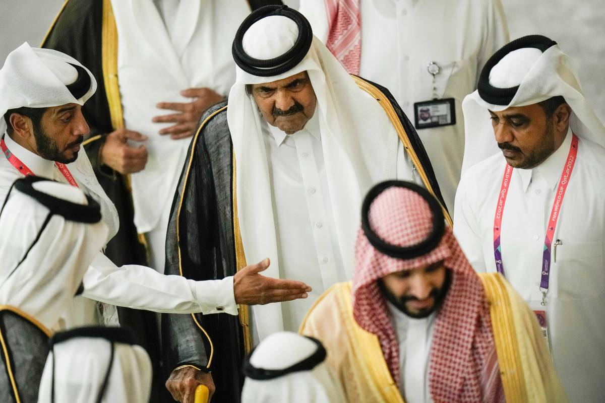 Al-Thani, l'emiro che "inventò" il Qatar (e conquistò Harrods, Psg e Costa Smeralda)