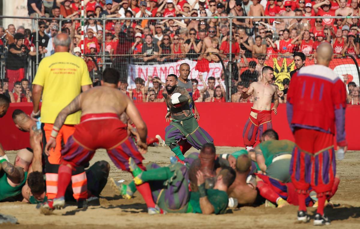 Dal sabbione di Piazza Santa Croce al ring BKFC: lo spirito del combattimento arriva a Napoli