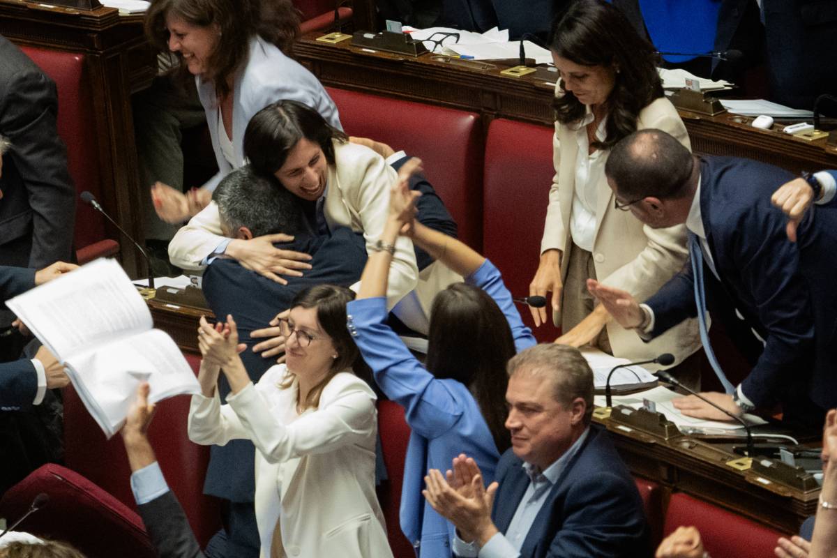 Il risveglio delle opposizioni al grido "elezioni, elezioni". "La premier salga al Colle"