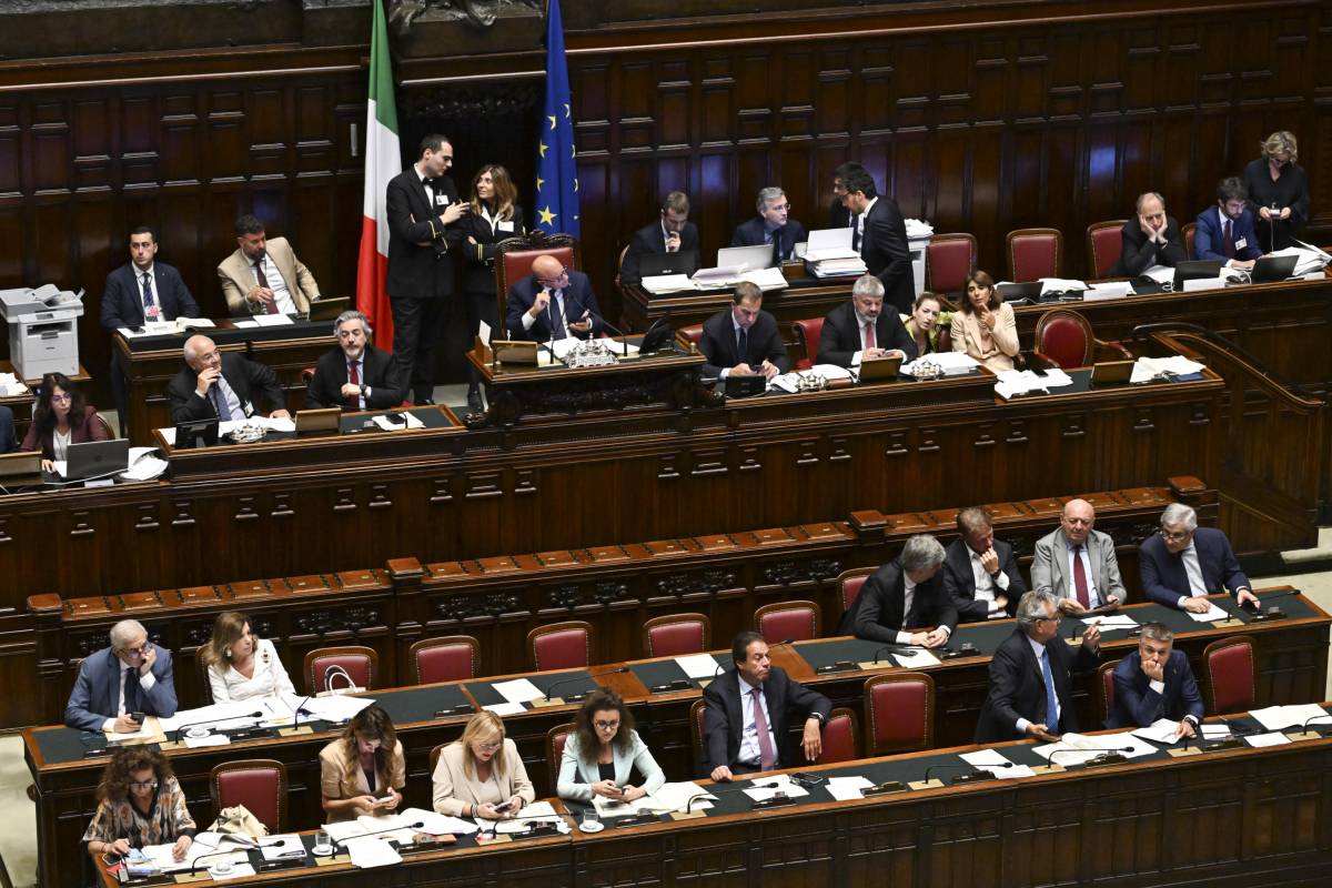 Legge elettorale, riparte la seduta alla Camera. Il relatore cambia parere su due emendamenti, il ministro Ciriani: "Il governo va avanti"